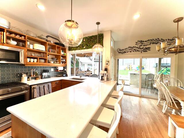 Walkable Charming Craftsman Bungalow gallery image 5
