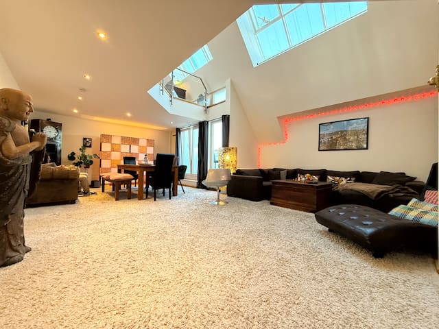 X-large Lifestyle Loft in Prime City Location gallery image 2