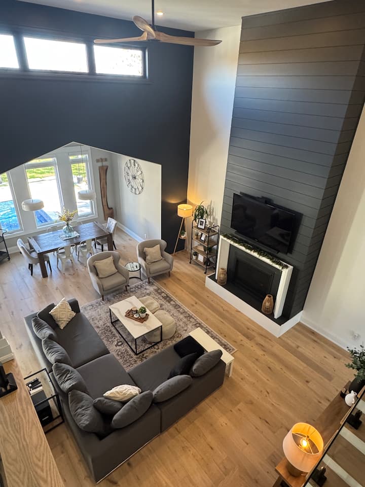 Modern Luxury Retreat~pool-gym & Designer Finishes - Clarington