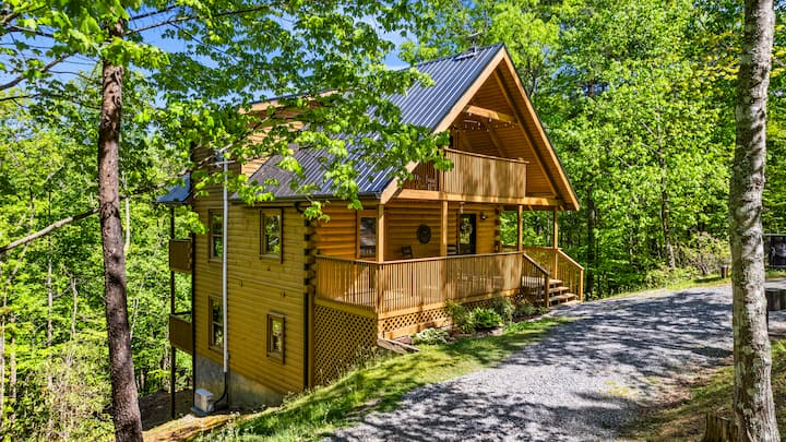 Private, Pool Access, Hot Tub, Kids Loft, 5 Decks - Wears Valley, TN