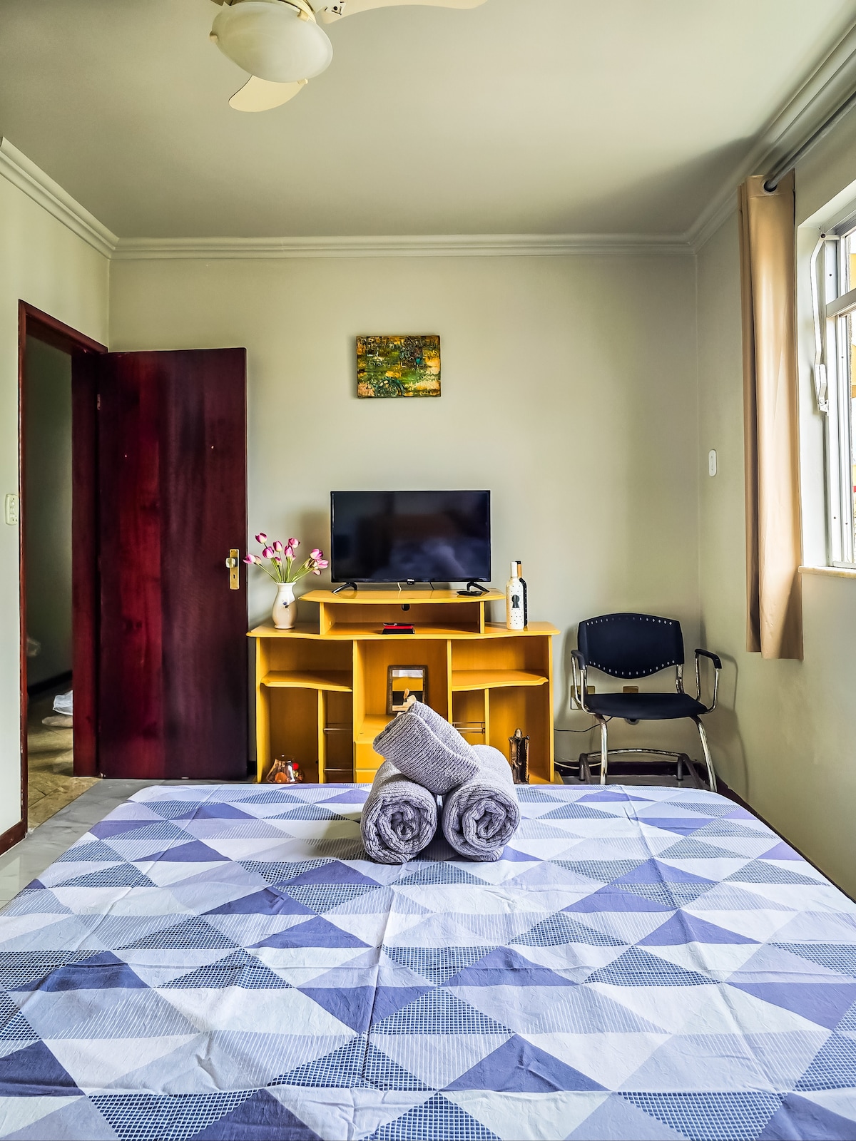 Glavna spavaća soba, kao i cijeli stan, također je vrlo prozračna i ima: TV, Wi-Fi, bračni krevet s noćnim ormarićem, madrac, ormar s četvero vrata s ladicama i vješalicama te stropni ventilator. Nakon što uživate u plaži, odmorit ćete se u tišini. 