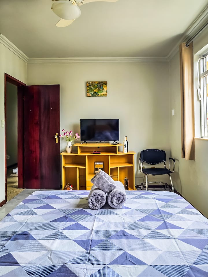 El dormitorio principal, como todo el apartamento, también es muy espacioso y tiene: TV, WIFI, una cama doble con mesita de noche, un colchón, un armario de cuatro puertas con cajones y perchas y un ventilador de techo. Descansarás tranquilamente después de disfrutar de tu playa. 