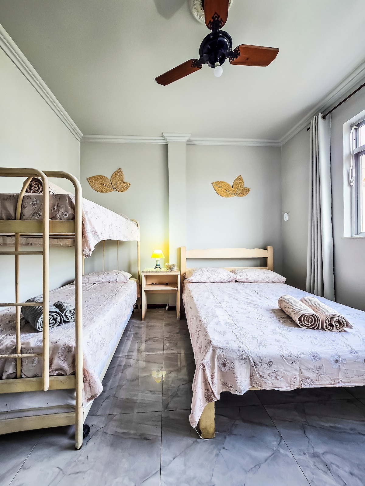 U ovoj prostoriji nudimo:
1 bračni krevet (širine 125-149 cm
1 Triliche
Cortina Blecaute 
1 ormar i 
1 stropni ventilator