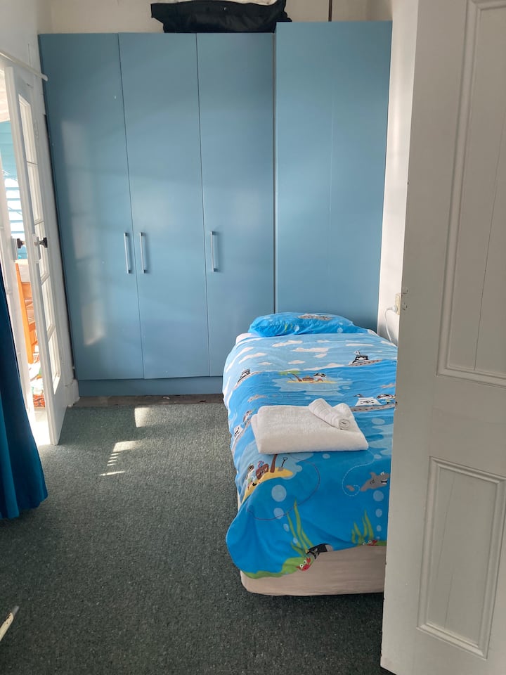 Do tejto spálne sa vchádza z verandy a ponúka dostatok priestoru a skriňu s dobrotami.