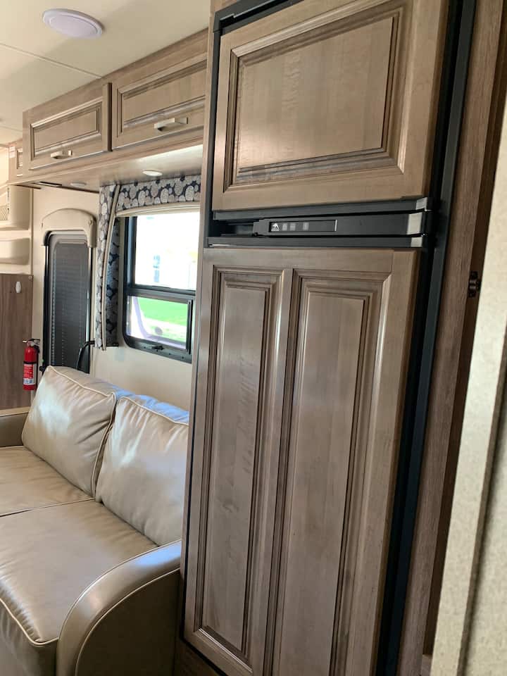 Postoji hladnjak i zamrzivač. 