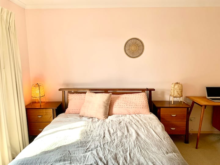 El dormitorio principal es un gran refugio para padres, con una bata para caminar, baño privado y escritorio. Tiene vistas a un balcón. La cama es súper cómoda y la suite del dormitorio estaba hecha a mano con madera dura en Melbourne. 