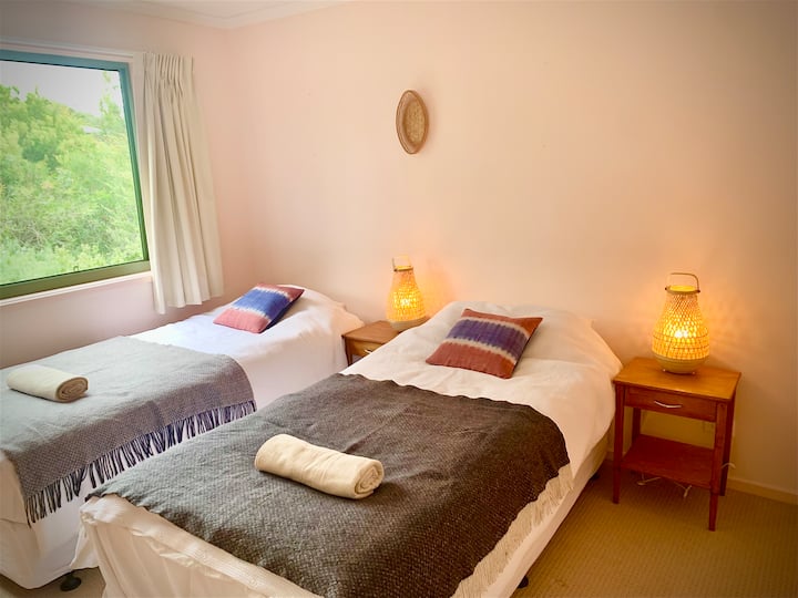 2 camas individuales de calidad, que pueden estar convenientemente juntas para formar una cama tamaño king. 

Avísanos al momento de hacer la reservación sobre la configuración que prefieres. 