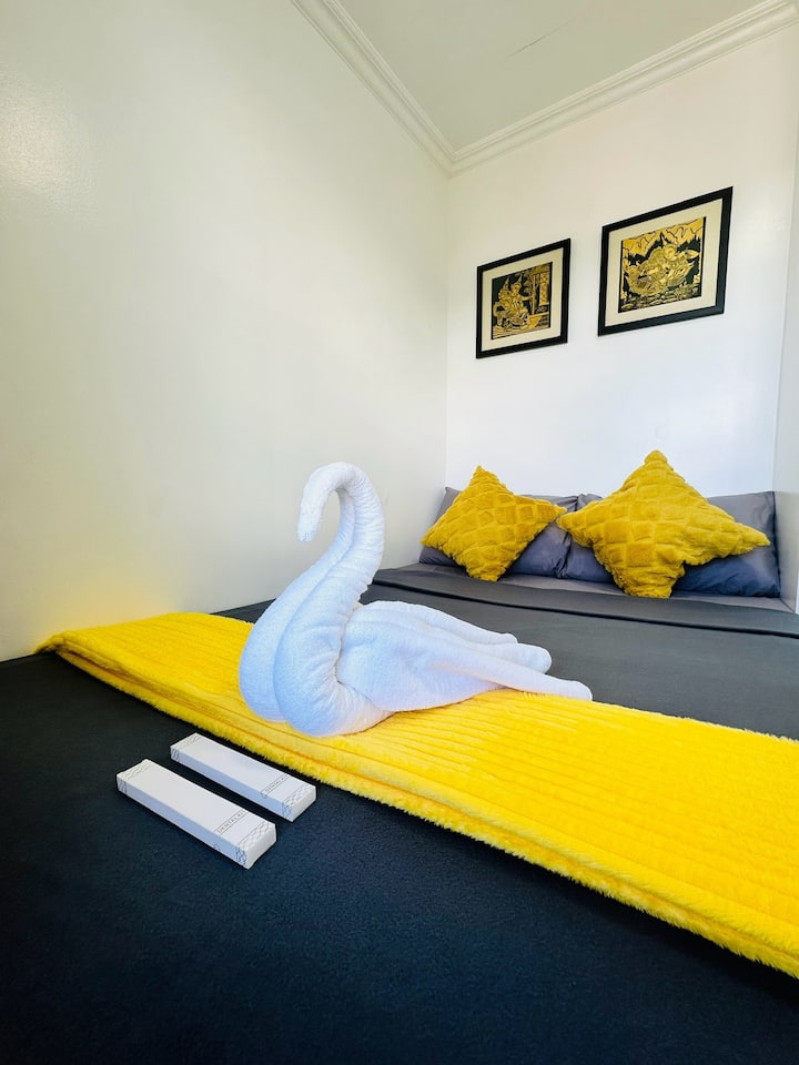 Ჩვენი მყუდრო ოთახი შექმნილია იმ წყვილებისთვის, რომლებსაც სურთ მშვიდი დასვენება, ჩვენი მყუდრო ოთახი უზრუნველყოფს მყუდრო საკურთხეველს დაუსრულებელი სიმშვიდითა და ურთიერთობით. Ის დაგათვალიერებინებთ ქალაქის პეიზაჟს, დიდებულ მთებსა და მომაჯადოებელ მზის ჩასვლას.  




