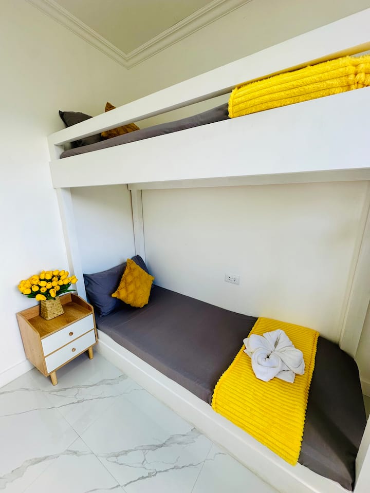 Ეს ჭკვიანურად დაპროექტებული ორსართულიანი საწოლი გთავაზობთ მყუდრო დასვენებას ბავშვებისა და ბარკადებისთვის. Მისი მინიმალისტური ესთეტიკური სიმარტივე ქმნის თანამედროვე და მიმზიდველ გარემოს, რაც მას შესანიშნავ ადგილად აქცევს საერთო სიცილისთვის, ამბებისთვის და დასამახსოვრებელი ძილისთვის.
