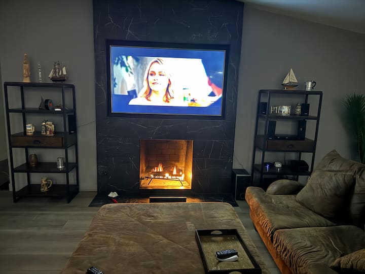 Spacious One Story Pool Home - Corona, CA