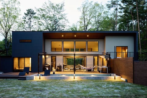 Private Stay at the Foot of Mt. Fuji / Near Lake Kawaguchiko / With Pool & Sauna – Deluxe Villa 1010