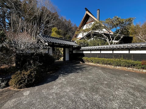 Music practice camps available! A large gassho-style villa. There is a pool table and a shogi table.