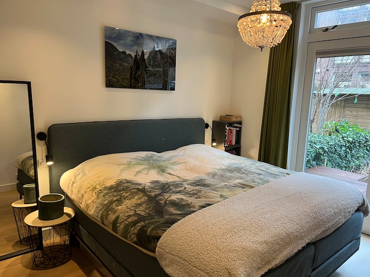 Pumzika kichwa chako baada ya siku yenye shughuli nyingi kwenye kitanda chetu cha starehe katika chumba chetu cha kulala kinachoangalia bustani. Ndoto tamu!   