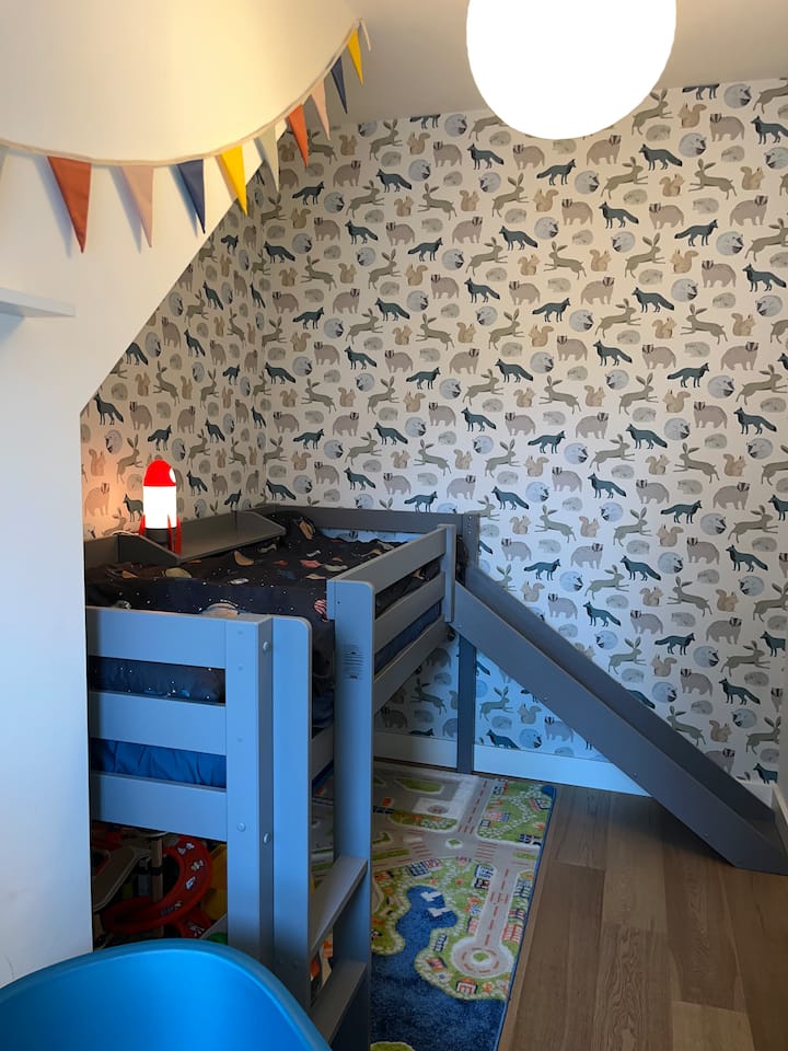 Baada ya kulala vizuri unaweza kuteleza kitandani (kwa hatari yako mwenyewe) na kucheza. Ina vifaa vya kuchezea kama vile Duplo, magari na bila shaka vitabu  