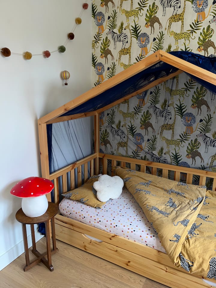 Chumba kikubwa cha watoto kilicho na ‘kitanda cha nyumba’ na godoro la ziada chini yake. Cheza na nyumba ya wanasesere, tatua fumbo na ufurahie!  