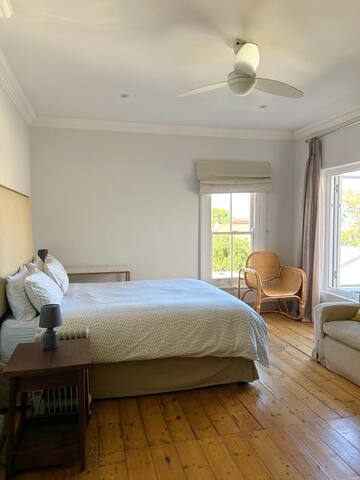 Victorian home, modern amenities gallery image 3