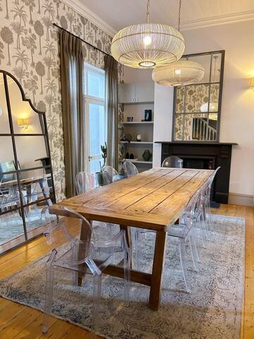 Victorian home, modern amenities gallery image 4