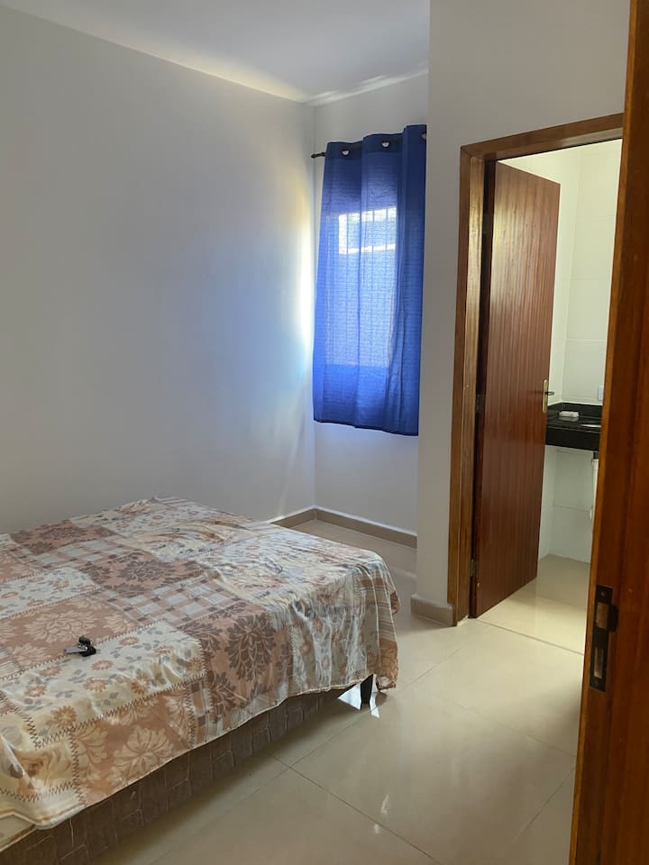 Soba s potpuno privatnim apartmanom.
Topla tuš-kada.
Potpuno novi sapun
Potpuno novi toaletni papir.
Tekući sapun.
dvostruki spojni krevet.
Veliko ogledalo u spavaćoj sobi.
posteljina u cjelini. 
Jastuci, deke, jastučnice, plahte