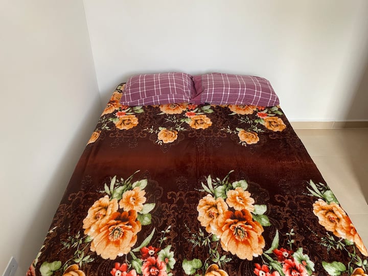Spavaća soba s bračnim krevetom.
1 dvostruki madrac na napuhavanje.
1 ormar.
Posteljina općenito. 
Jastuci, deke, plahte, jastuci.