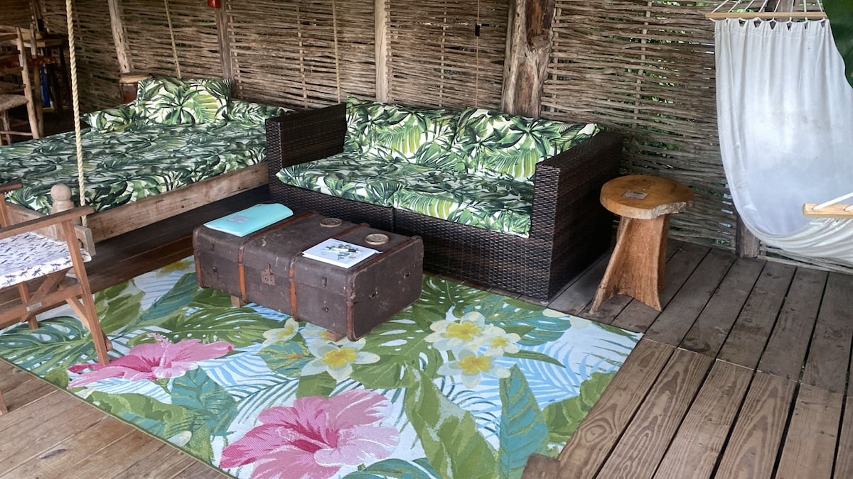 Pokojné, súkromné a pohodlné miesto na oddych a relax.  Užite si sledovanie kolibríkov, ktoré bzučia okolo.