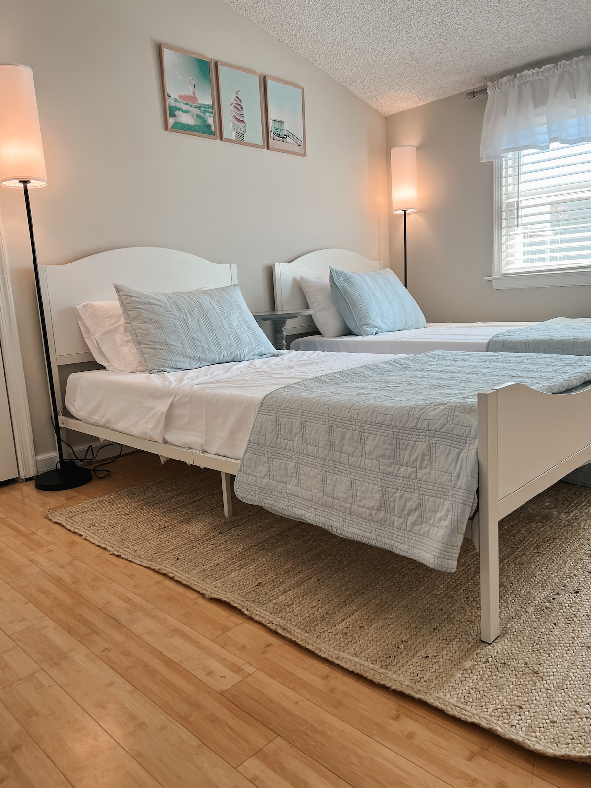 ห้องนอนเตียงแฝดที่มีชายหาดสว่างและสว่างมีเตียงแฝด 2 เตียง (สามารถดันเข้าด้วยกันได้) สมาร์ททีวีและชั้นวางหนังสือชายหาดสำหรับเด็ก! 