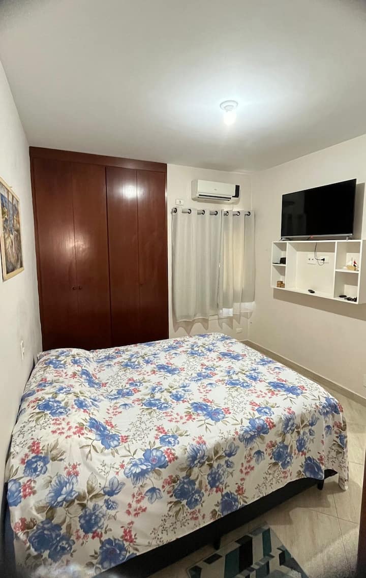 Esta es la suite que tiene baño privado, armario, aire acondicionado, cama tamaño queen, TV inteligente y un hermoso espejo.