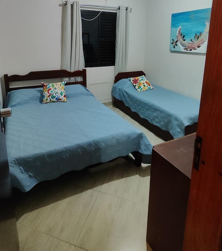 en este segundo dormitorio encontrarás
aire acondicionado, una cama doble, una cama individual con una cama supletoria, un ventilador, un armario y un espejo gigante.