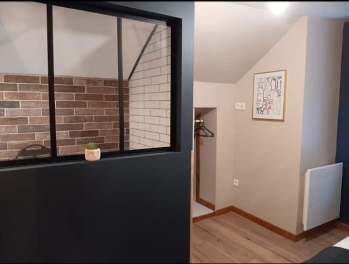 Douche côté chambre avec petit espace  dressing sur le côté 