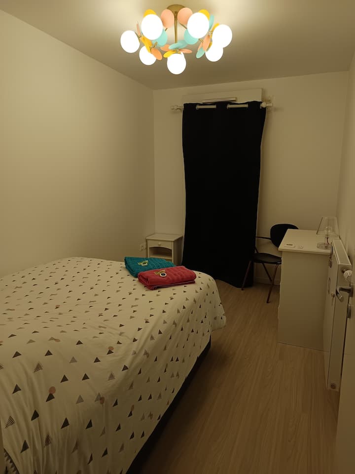 Chambre Dans Un Bel Appartement Avec Jardins - Bourg-la-Reine