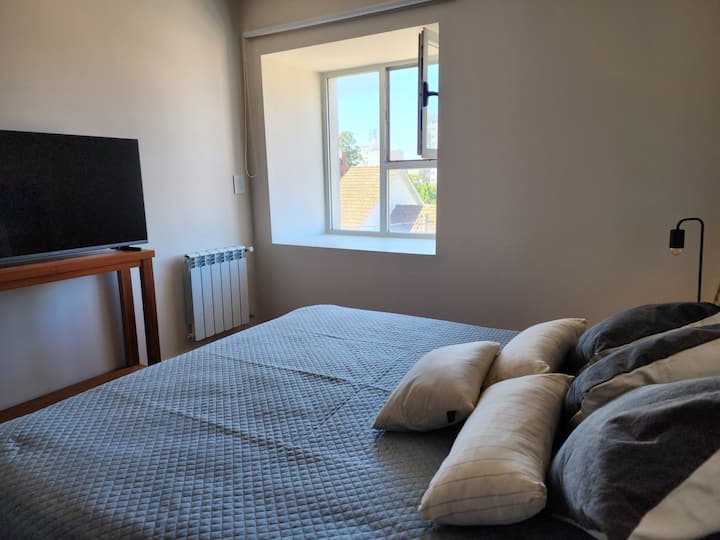 Hlavná spálňa s pružinovým prameňom Queen, 42-palcovou televíziou s oknom