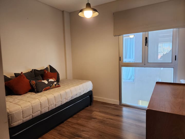 Izba s pružinovým boxom a písacím stolom