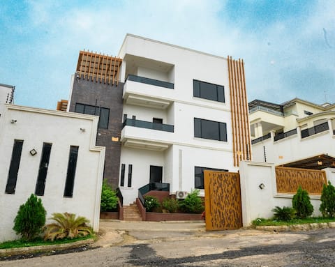 Golden Cozy Villa | Gym, Fast WiFi, 2 Living Rooms