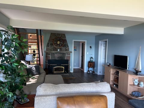 Top Airbnb: Family-Friendly Waterfront Cottage on Sparrow Lake in Gravenhurst