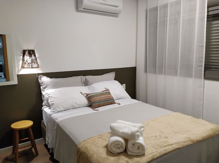 Cama de caja doble.
Colchón de muelles Ortobom, ¡para una gran noche de fiesta!