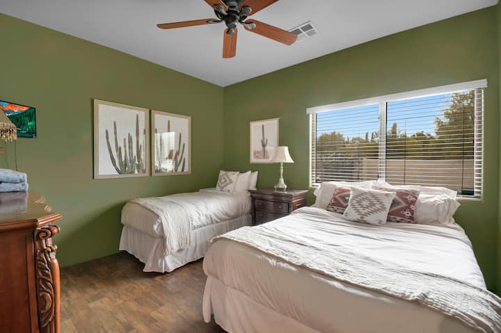 Cactus room - Sleeps up to 3
