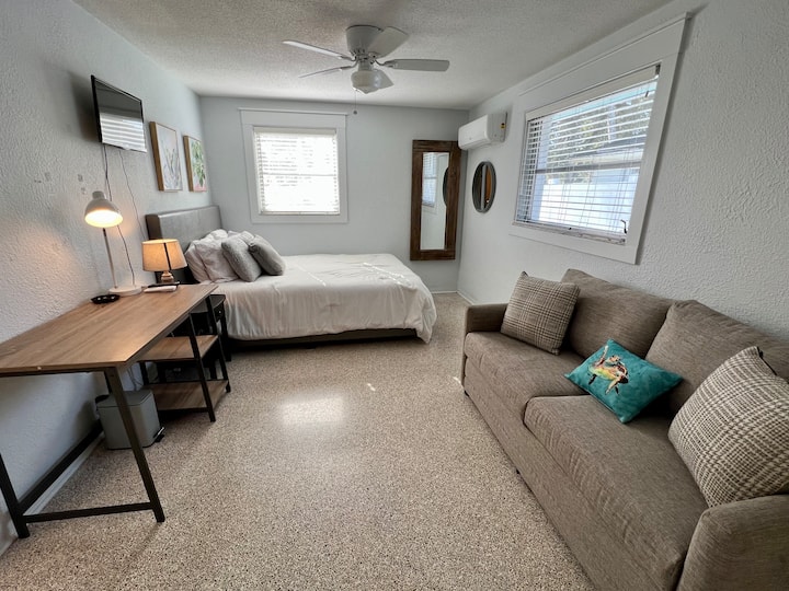 Cama queen, sofá cama doble, escritorio, TV, armario, ventanas en 2 paredes, vista a la piscina.