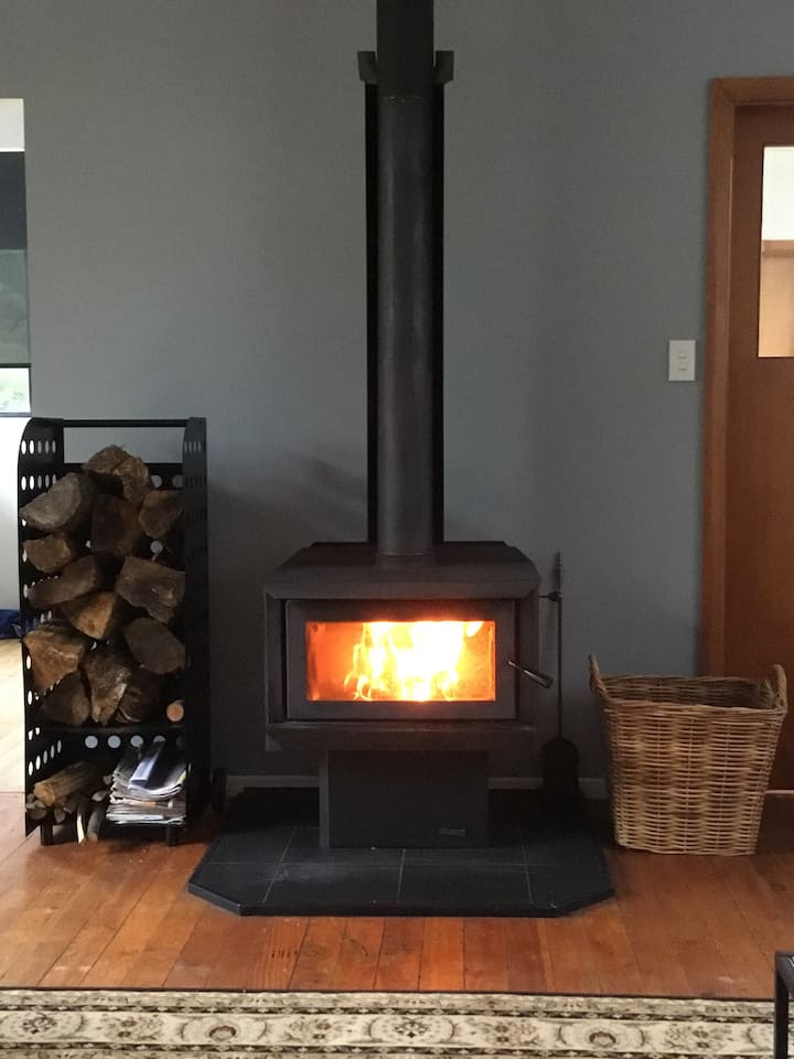 
Ზამთრისთვის განკუთვნილი შეშა და საჭიროებისამებრ , საკუჭნაოში არის მეხანძრეები.
Უმჯობესია, გააღოთ საძინებლისა და შესასვლელის ყველა კარი, რადგან ეს საშუალებას გაძლევთ, გაათბოთ ყველა ოთახი.
Ჟურნალის სანთურაზე საჭმლის მომზადება აკრძალულია.  