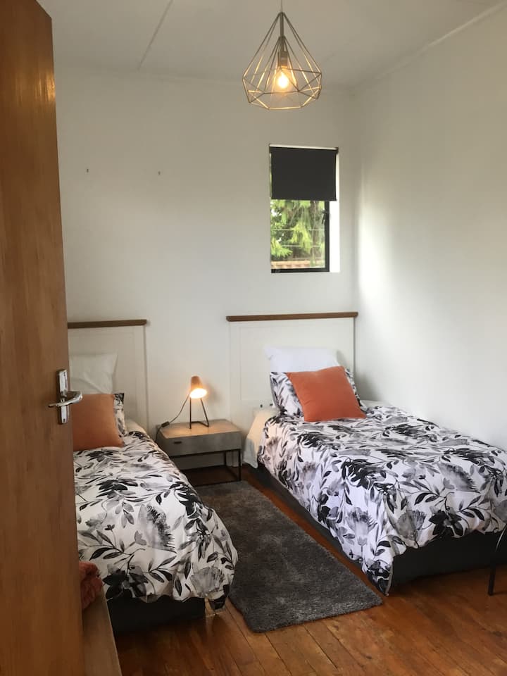 Ორი ერთადგილიანი საწოლი. Დამატებითი ზეწრები და ა.შ. გარდერობშია.
Დამატებითი საბნები ხის გულმკერდშია.
Გამათბობელი თერმოსტატით. 