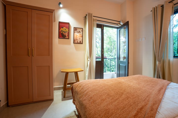 Bedroom 1 image 3