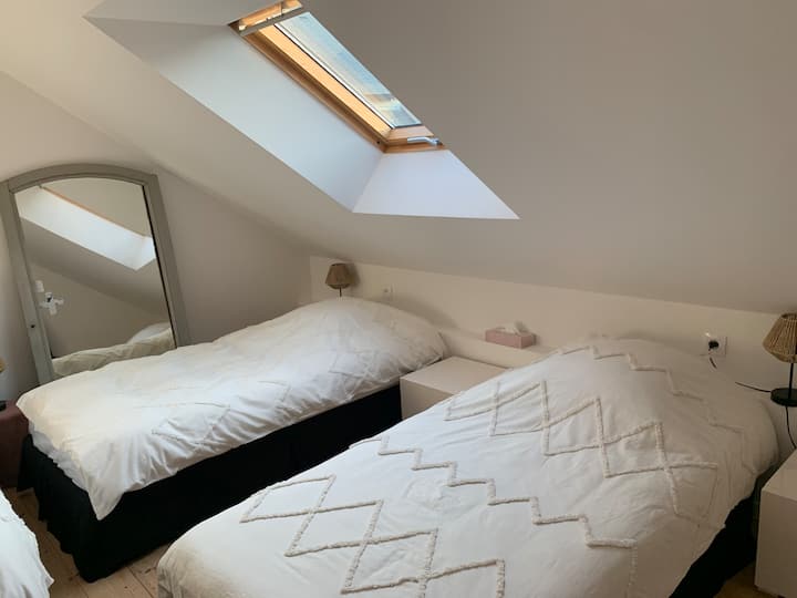 Საძინებელი ორადგილიანი საწოლით და ორი ერთადგილიანი საწოლით.