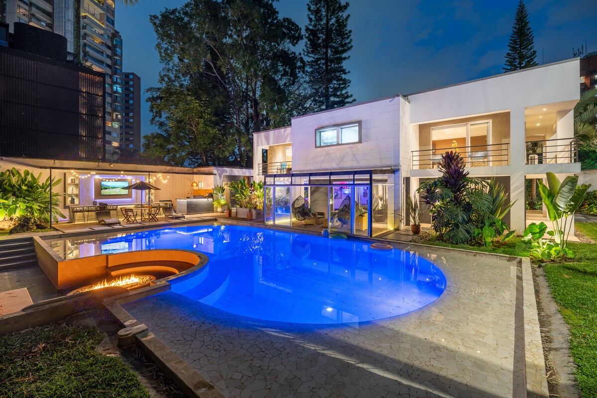 8BR Luxury Villa in Medellín — 8 bedroom vacation rental in Medellín