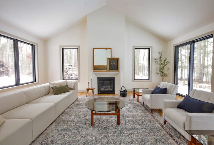 The Northwoods Cottage: lakeside + fireplace