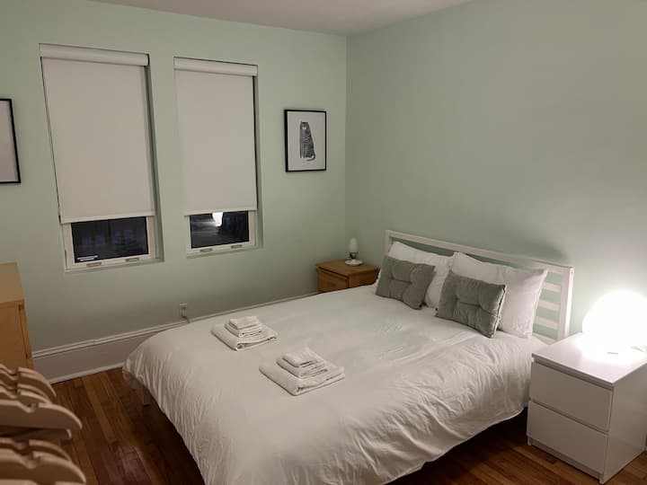 El dormitorio de abajo tiene una cama tamaño queen con sábanas de algodón orgánico, fundas de almohada de algodón orgánico y fundas de edredón de algodón orgánico. Las persianas enrollables Blackout garantizan privacidad y una gran noche de sueño.