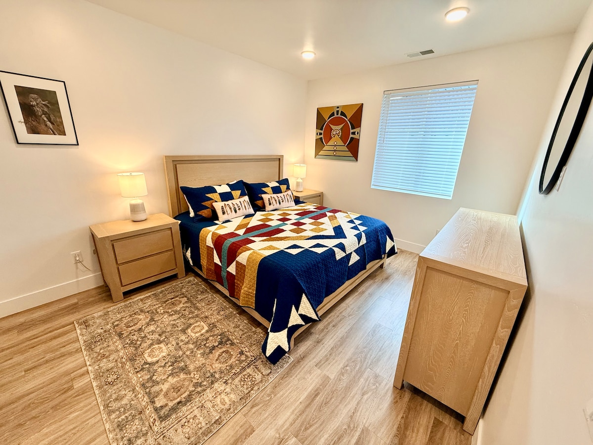 يحتوي هذا الجناح الرئيسي على حمام خاص ملحق مع حوض استحمام. يرجى ملاحظة أنه لا يوجد تلفزيون في أي من غرفتي النوم. يوجد تلفزيون روكو 50 بوصة في غرفة المعيشة. 