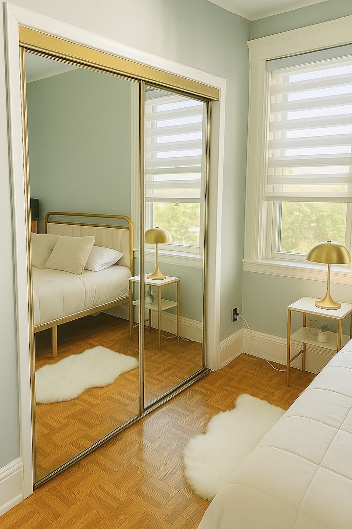 Prostrani ormar s ogledalom i elegantna rasvjeta za miran i prozračan boravak