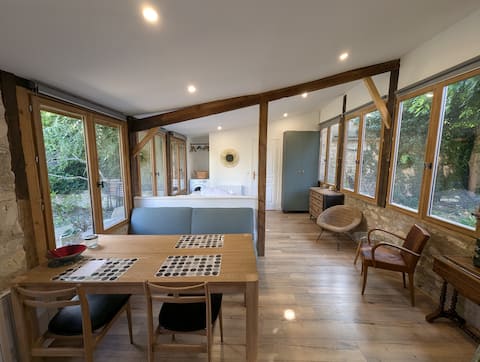 Successful Airbnb property: Cottage in its green setting in Nanterre