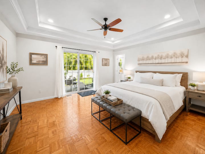 Spacieuse chambre principale avec salle de bain attenante, un lit King Size paisible, un accès privé au patio, un dressing et une salle de toilette attenants, une salle de douche séparée et une entrée privée directe au sauna infrarouge.