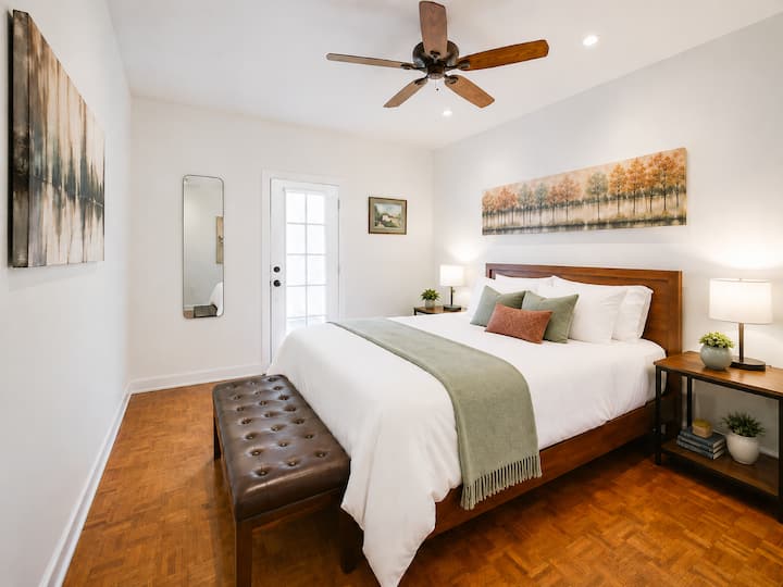 La chambre 3, avec son linge de lit d'un blanc éclatant, son plancher de bois chaleureux et ses œuvres d'art apaisantes, crée un espace confortable et reposant.