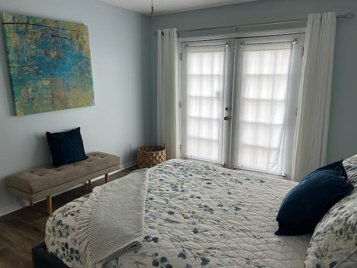 Nachádza sa na zadnej strane domu, je tichý a súkromný.  Balkón s výhľadom na breh potoka objektu s malou terasou.  Posteľná bielizeň navyše, prikrývka a prikrývka sú k dispozícii.  Nabíjačka usb &c.. To najlepšie z oboch svetov na tomto pohodlnom pružinovom matraci s pamäťovou penou.
