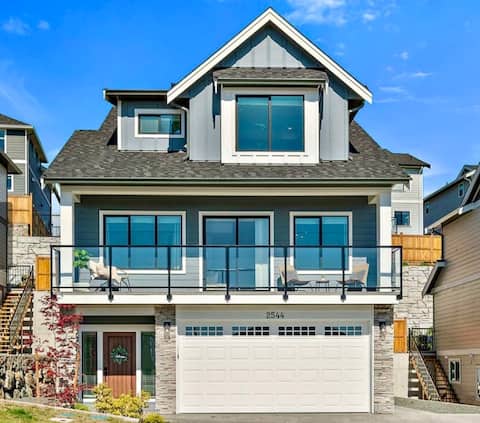 Beautiful home with mountain, ocean & lake views!